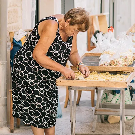 Lena Vecchia Μπάρι